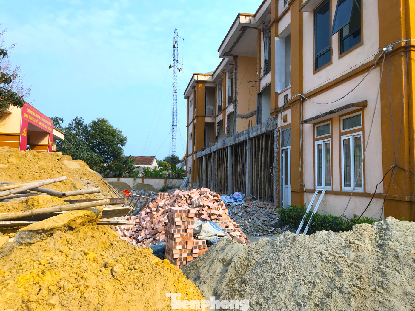 Mục đích dự án là cải tạo nâng cấp khuôn viên trụ sở làm việc UBND xã Hưng Hòa nhằm đáp ứng yêu cầu về cơ sở vật chất phục vụ công tác của cán bộ, công chức, viên chức, người lao động. Trong đó, với hạng mục cải tạo nâng cấp tòa nhà làm việc là chuyển đổi hướng chính tòa nhà từ hướng Đông Nam sang hướng Tây Bắc, quay ngược lại với hướng ban đầu.