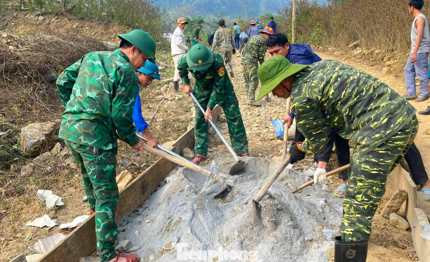 Lực lượng BĐBP Nghệ An cũng tham gia hỗ trợ chính quyền địa phương, người dân xây dựng các công trình giao thông công cộng.