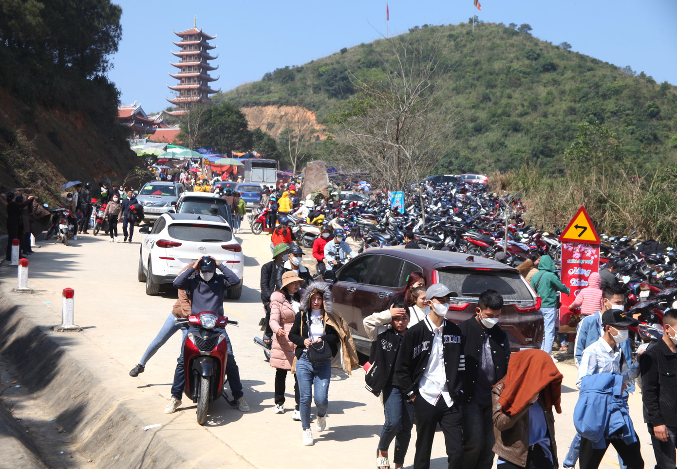 Những ngày đầu năm mới, tại ngôi chùa Đại Tuệ (tọa trên ngọn núi cao của xã Nam Anh, huyện Nam Đàn, Nghệ An) diễn ra lễ khai bút, khai ấn đầu năm thu hút hàng vạn người dân và du khách thập phương. Đây là hoạt động được nhà chùa tổ chức hàng năm vào ngày mùng 5 tết, nhằm tôn vinh nét truyền thống tốt đẹp của người dân xứ Nghệ là “cầu trí tuệ làm sự nghiệp”.
