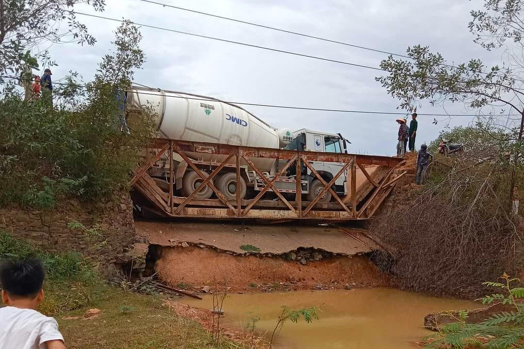 Trước mắt phía công ty có xe bê tông gây sập cầu sẽ khắc phục bằng cách lắp đặt ống cống và lấp đất để làm cầu tạm, đường tạm. Trước mắt phía công ty có xe bê tông gây sập cầu sẽ khắc phục bằng cách lắp đặt ống cống và lấp đất để làm cầu tạm, đường tạm.