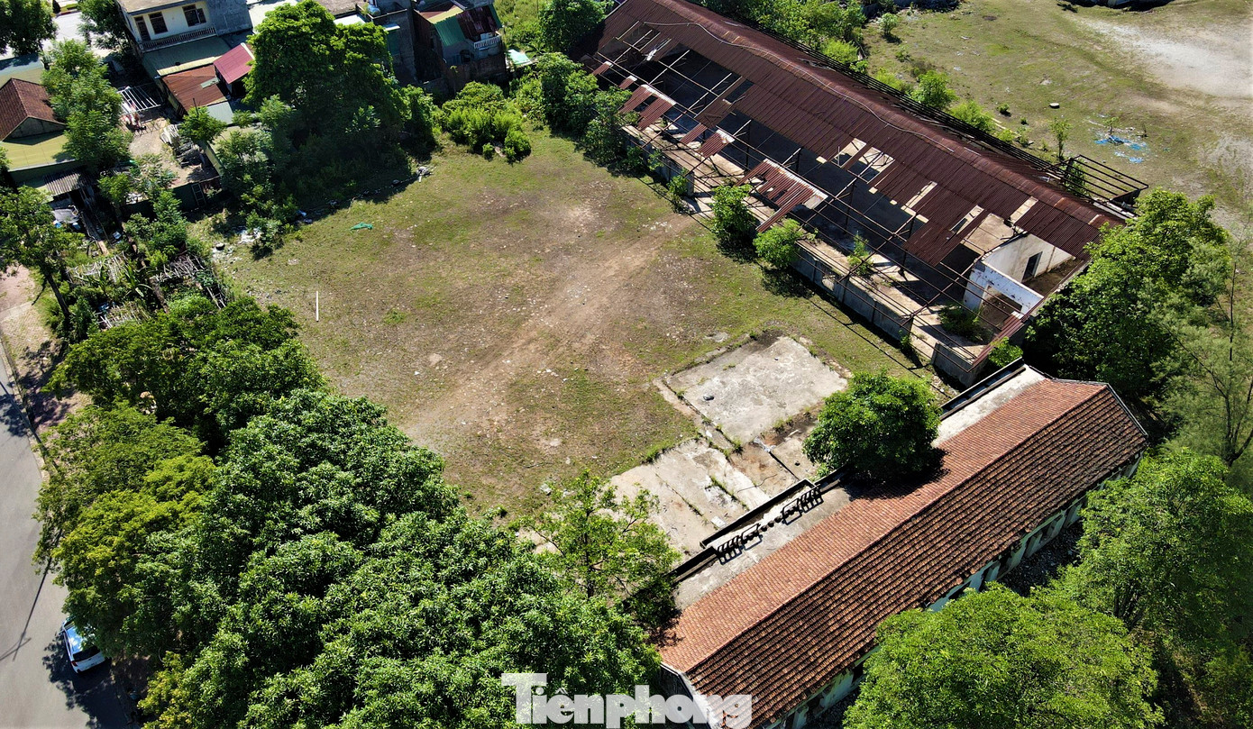 Cạnh đó là một dự án nhà xưởng trên diện tích hàng nghìn m2 song cũng bỏ hoang nhiều năm qua. Cạnh đó là một dự án nhà xưởng trên diện tích hàng nghìn m2 song cũng bỏ hoang nhiều năm qua.