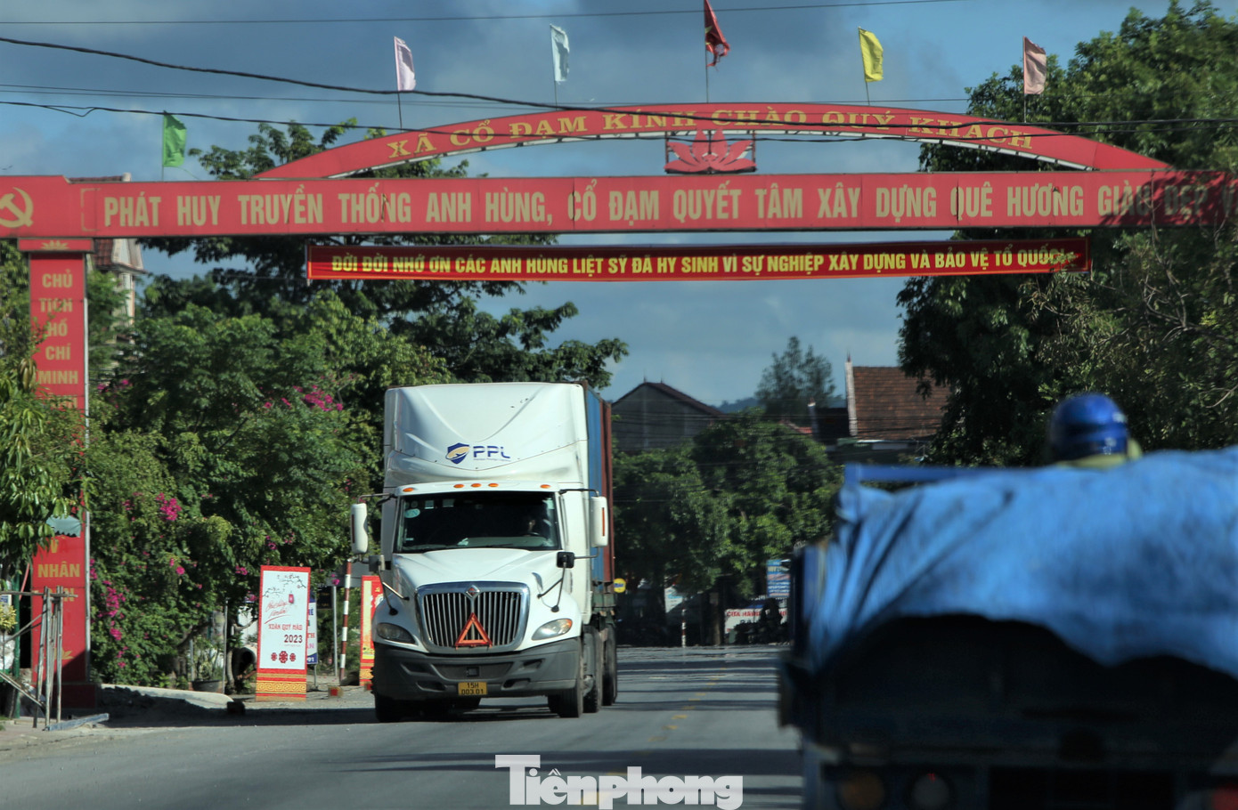 Đoàn xe chạy di chuyển qua các khu dân cư dọc tuyến đường ven biển. Ông Hoàng Văn Hà, Chủ tịch UBND xã Cương Gián (huyện Nghi Xuân) cho biết: &quot;Dọc tuyến đường ven biển qua địa bàn có khu chợ dân sinh, trụ sở hành chính xã và trường học nên xe tải trọng lớn qua lại nhiều, không đảm bảo an toàn sẽ rất nguy hiểm. Xã đã kiến nghị lên đơn vị quản lý tuyến đường lắp thêm biển báo, gờ giảm tốc qua các khu vực cũng như giám sát trọng tải các xe này để đảm bảo an toàn khi lưu thông trên đường&quot;.