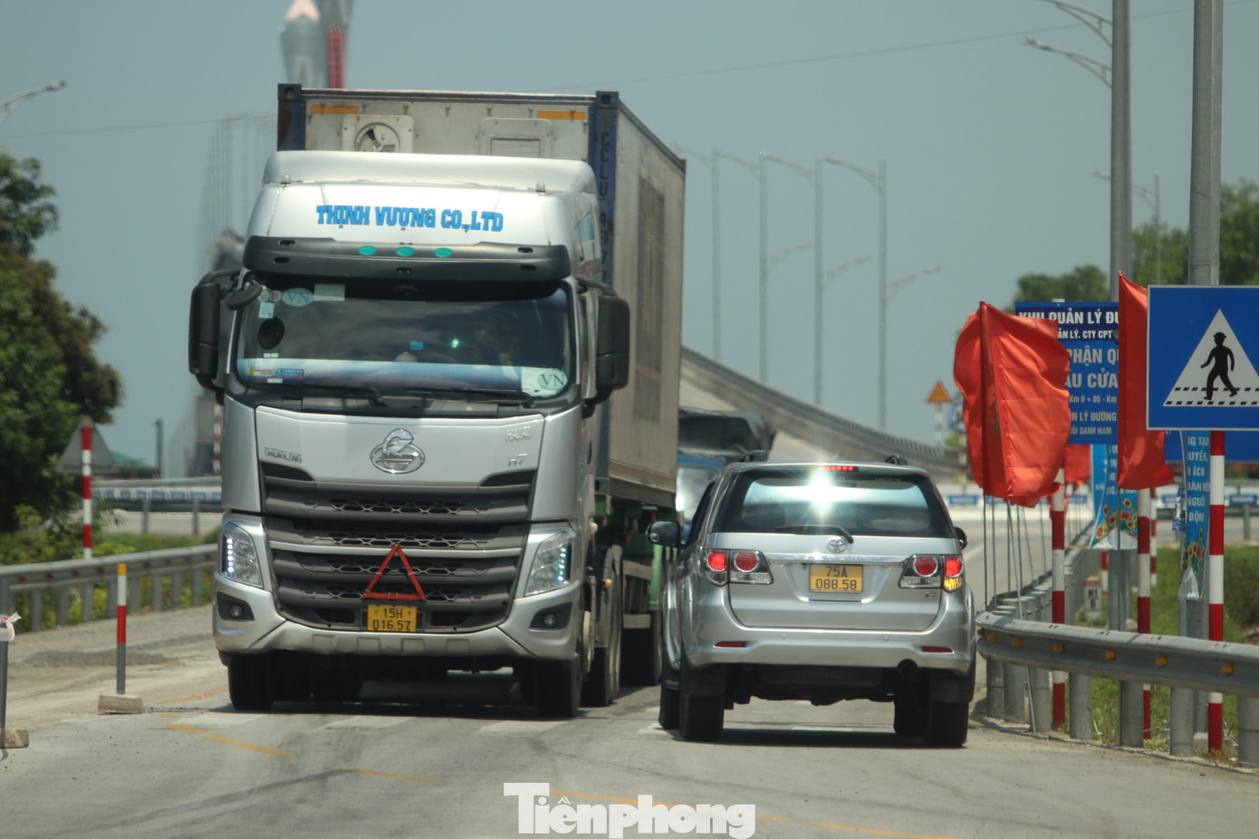 Sau một thời gian với lượng xe tải trọng lớn chạy qua đã khiến đường dẫn lên cầu Cửa Hội bị hằn lún, giao thông ảnh hưởng và có nhiều vụ tai nạn xảy ra tại đây. Cuối tháng 6/2023, đơn vị thi công đã tiến hành cào bóc lại khu vực hằn lún và sửa chữa lại đường.