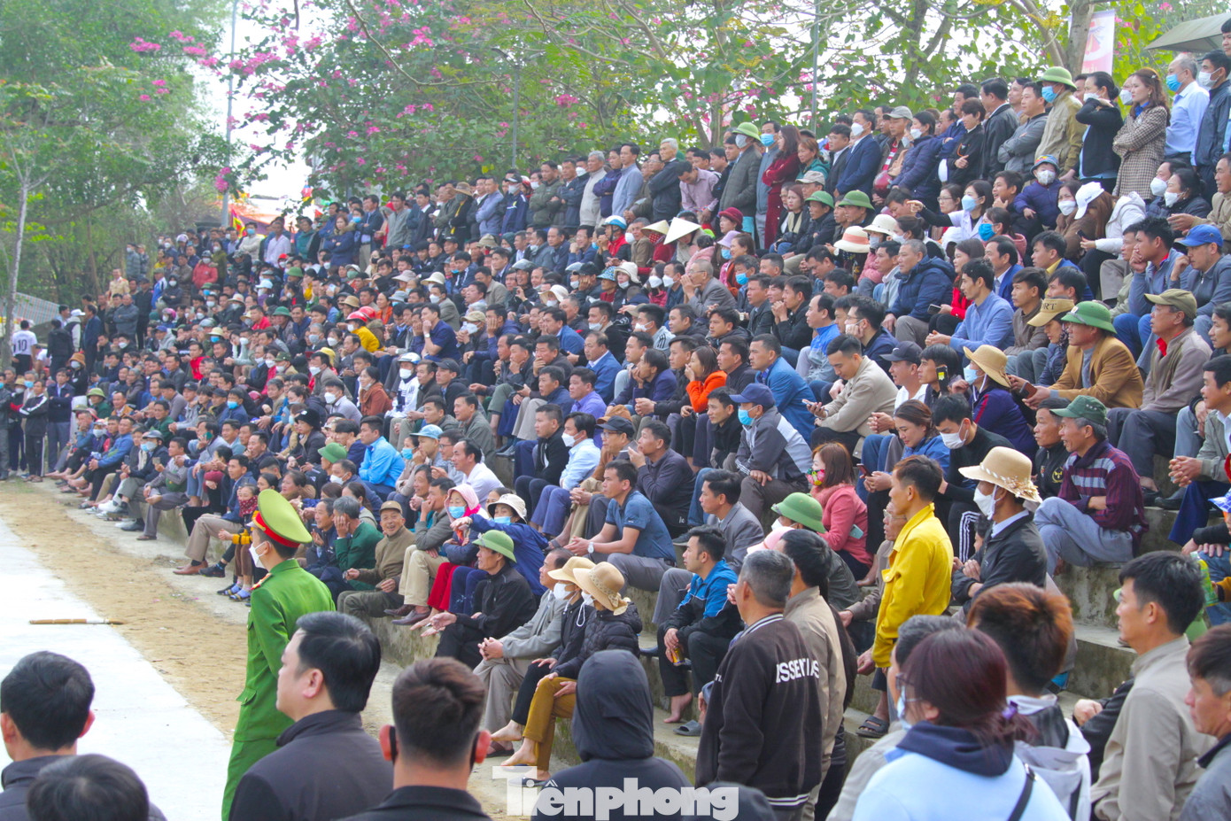 Lễ hội đền Bạch Mã đã thu hút cả vạn người về tham dự, theo dõi các trò chơi dân gian và cổ vũ cho các đội thi đấu.