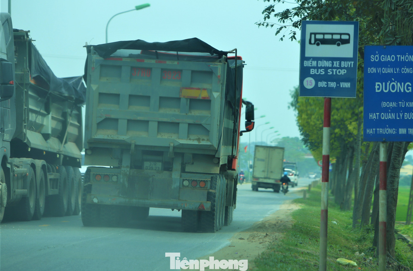 Ông Lê Văn Duẫn - Phó Chủ tịch UBND xã Hưng Thông (Hưng Nguyên, Nghệ An) xác nhận, xã nhận được rất nhiều phản ánh, kiến nghị của người dân về việc tình trạng xe tải, xe ben, xe trọng tải lớn chạy qua đường 542C gây ra tiếng ồn, bụi và khiến mặt đường hư hỏng nặng. Xã đã nhiều lền kiến nghị lên cơ quan chức năng huyện, tỉnh qua những đợt họp hội đồng nhân dân, tiếp xúc cử tri nhưng tình trạng này vẫn tồn tại.