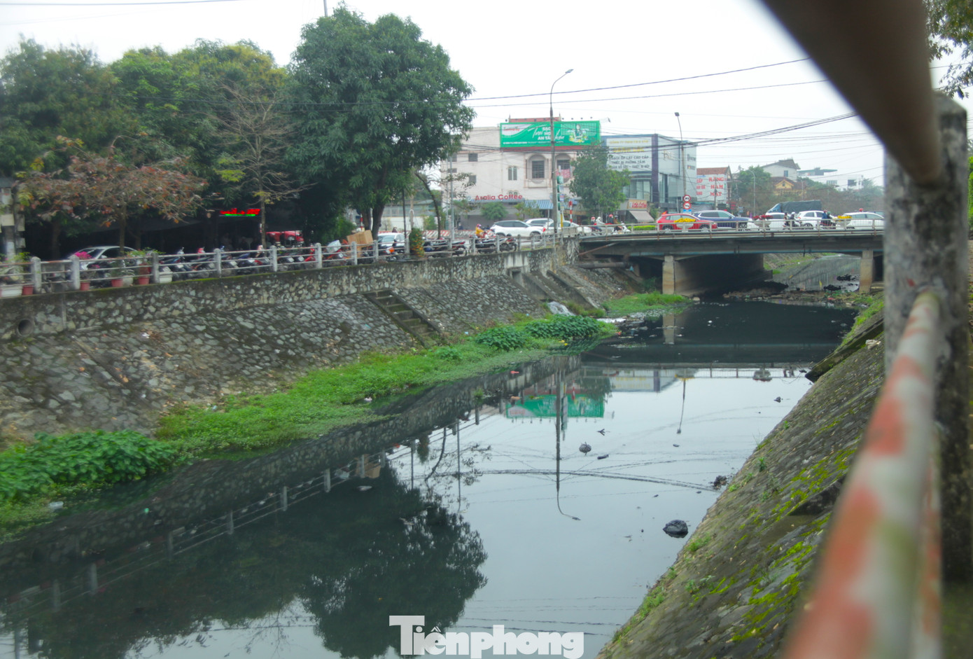 Hai bên bờ kênh là tuyến đường lớn, người dân sinh sống và đi lại nhiều nên việc ô nhiễm dòng kênh đã ảnh hưởng nghiêm trọng đến môi trường, cuộc sống.