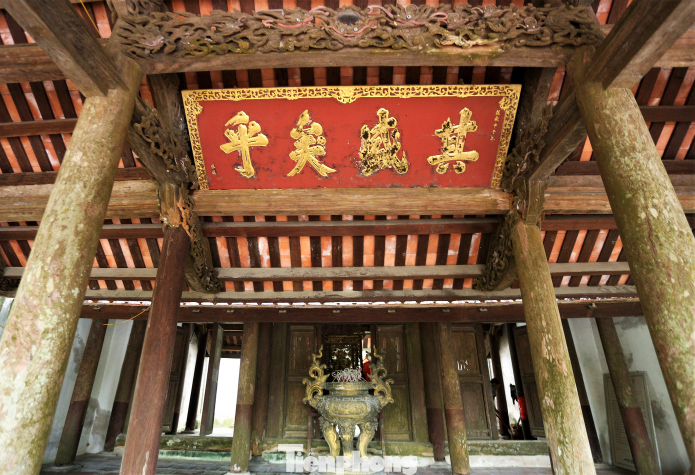 Kiến trúc đền theo tam tòa Thượng điện, Trung điện và Hạ điện được xây dựng bằng gỗ mít và chạm khắc tinh xảo mang đậm dấu ấn văn hóa đặc sắc của kiến trúc nghệ thuật cuối thời Lê, đầu thời Nguyễn.