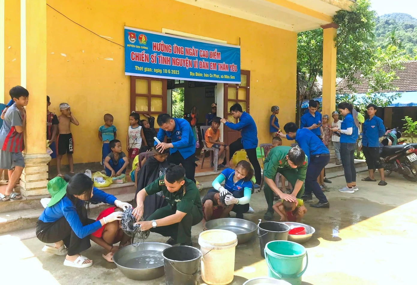 Đồng thời, các đơn vị cũng tổ chức tuyên truyền phòng chống đuối nước và tai nạn thương tích cho các em người Đan Lai để các em hiểu rõ hơn và có cách phòng tránh trong những ngày nghỉ hè.