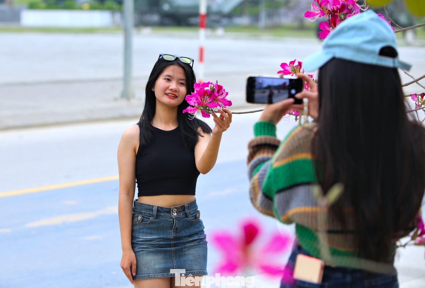 Rồi chụp ảnh để lưu lại kỷ niệm đẹp bên những bông hoa ban.