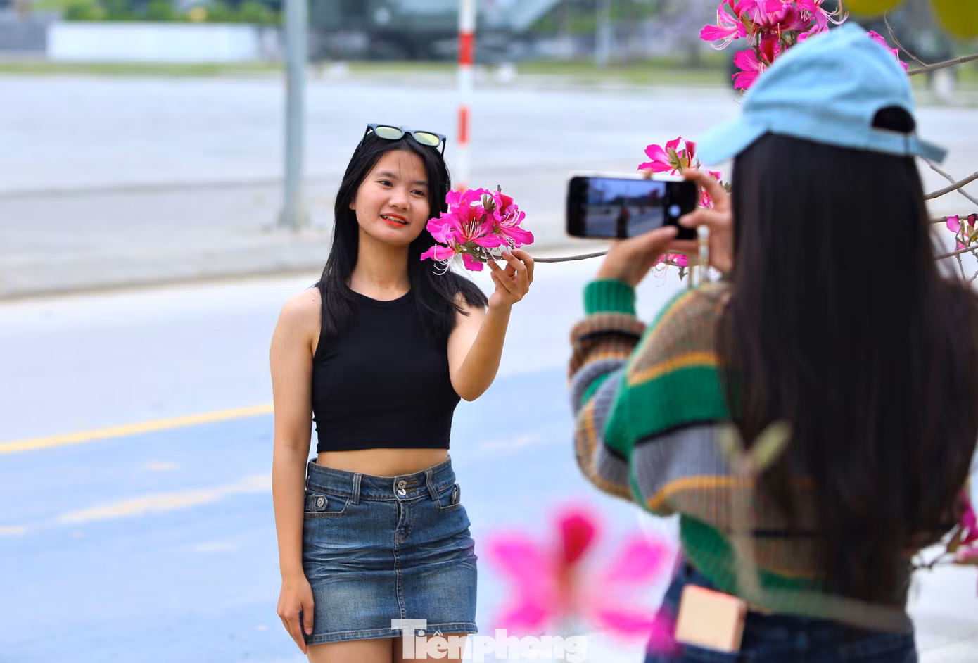 Rồi chụp ảnh để lưu lại kỷ niệm đẹp bên những bông hoa ban.