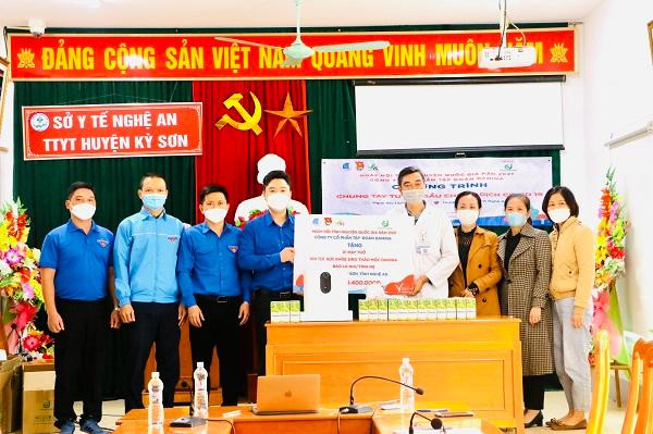 BTC trao tặng 6 chiếc máy thở và 600 "Túi thuốc an sinh" cho Trung tâm Y tế các huyện Anh Sơn, Tương Dương, Kỳ Sơn, Nghĩa Đàn và Bệnh viện Đa khoa Tây Bắc, Bệnh viện Đa khoa Tây Nam.