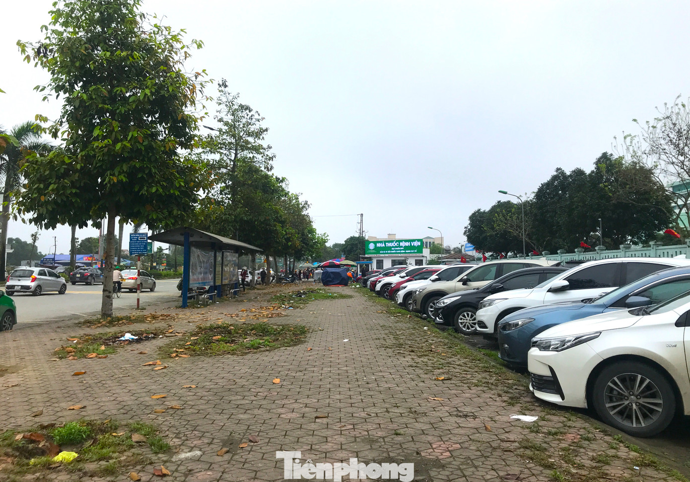 Những vạch sơn được kẻ ra để xác định vị trí để xe. Mỗi ô tô khi vào đây phải nộp phí 5.000 đồng/lượt.