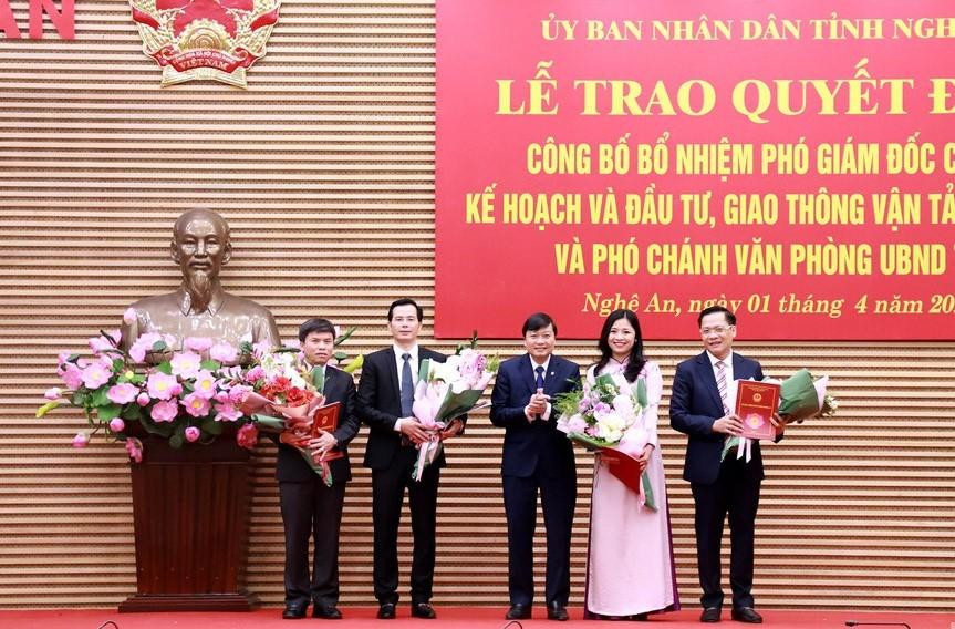 Phó Chủ tịch Thường trực UBND tỉnh trao quyết định và tặng hoa chúc mừng 4 cán bộ được bổ nhiệm