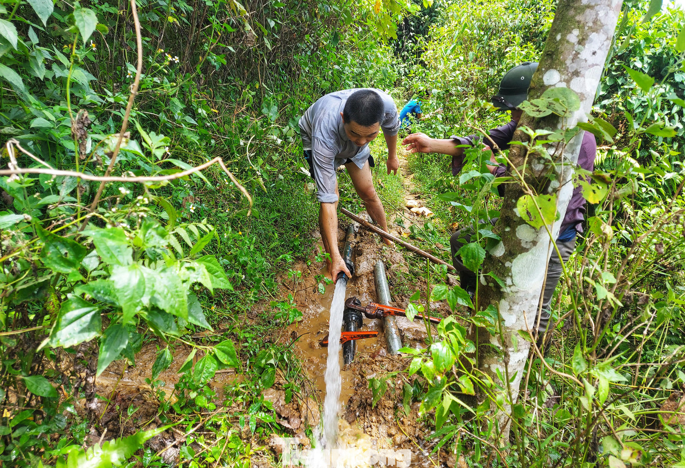 Nhiều điểm bị đứt gãy, phải ghép vá khá vất vả. Mỗi lần như thế, người các thầy lấm lem bùn đất, quần áo ướt sũng. Nhiều điểm bị đứt gãy, phải ghép vá khá vất vả. Mỗi lần như thế, người các thầy lấm lem bùn đất, quần áo ướt sũng.