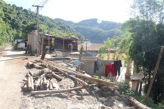 Sau trận lũ lịch sử này, nhiều nhà dân sống dọc bên dòng Nậm Nơn ngổn ngang trong đống đổ nát. Nhiều gia đình sau đó đã phải dựng lều lán để ở tạm vì không còn nhà hoặc nhà có nguy cơ bị sập xuống sông bất cứ lúc nào.