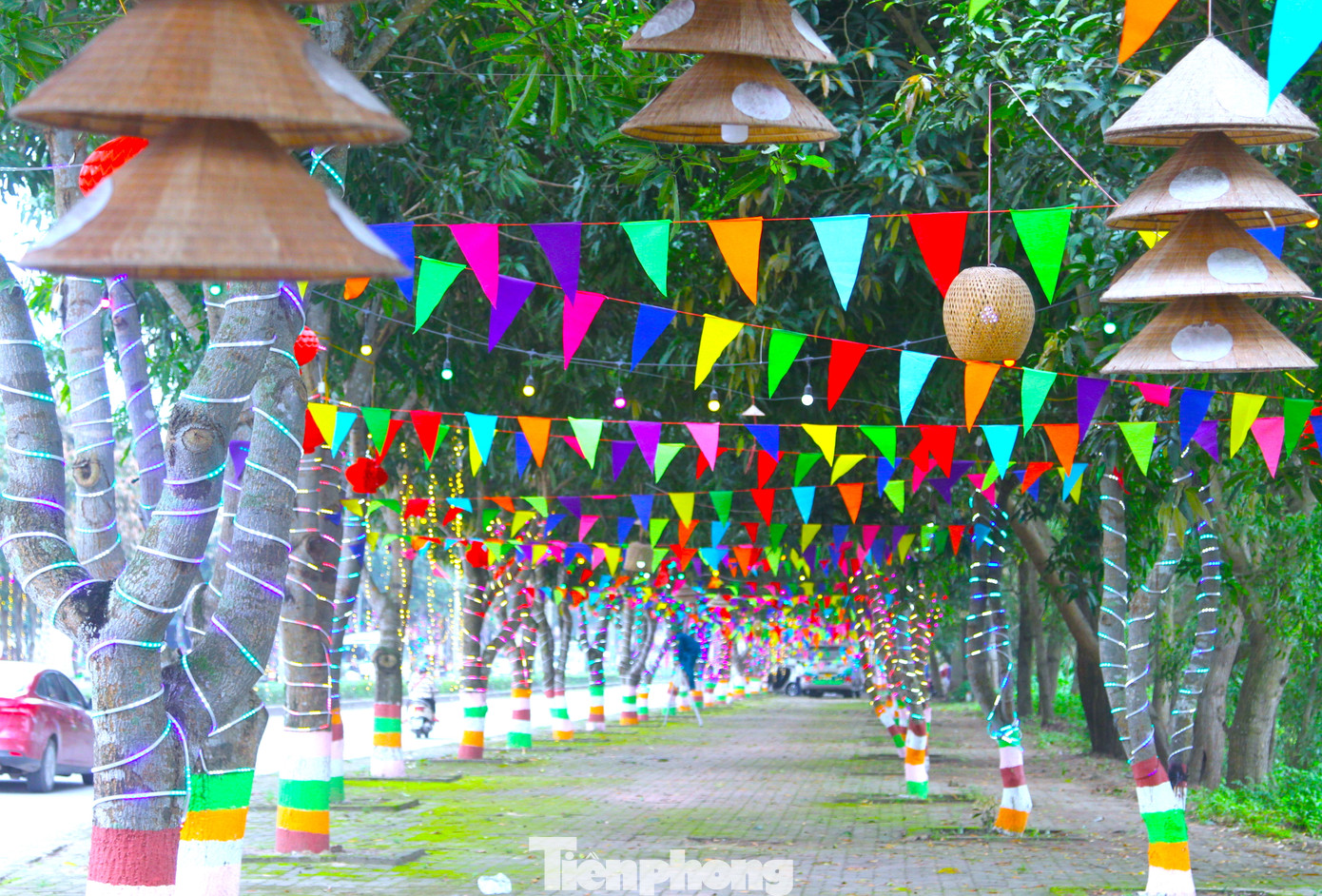 Lãnh đạo UBND phường Nghi Hương (TX. Cửa Lò) chỉ đạo công tác lắp đặt trang trí đèn led, cờ vui, khu checkin để chuẩn bị cho mùa khai trương du lịch.