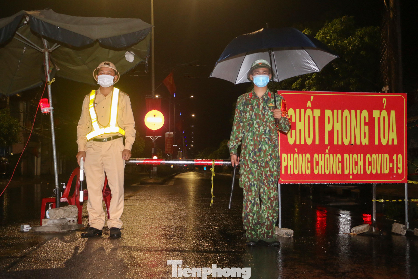 Chốt kiểm soát trên quốc lộ 46, đoạn qua xã Hưng Chính, thành phố Vinh (Nghệ An). Chốt này nằm trên tuyến đường huyết mạch đi các huyện Hưng Nguyên, Nam Đàn, Thanh Chương... số lượng phương tiện qua lại nhiều. Trong ảnh: Đại úy Đặng Hữu Hạnh (CSGT thành phố Vinh; bìa trái) cùng lực lượng làm nhiệm vụ kiểm soát người và phương tiện qua lại.