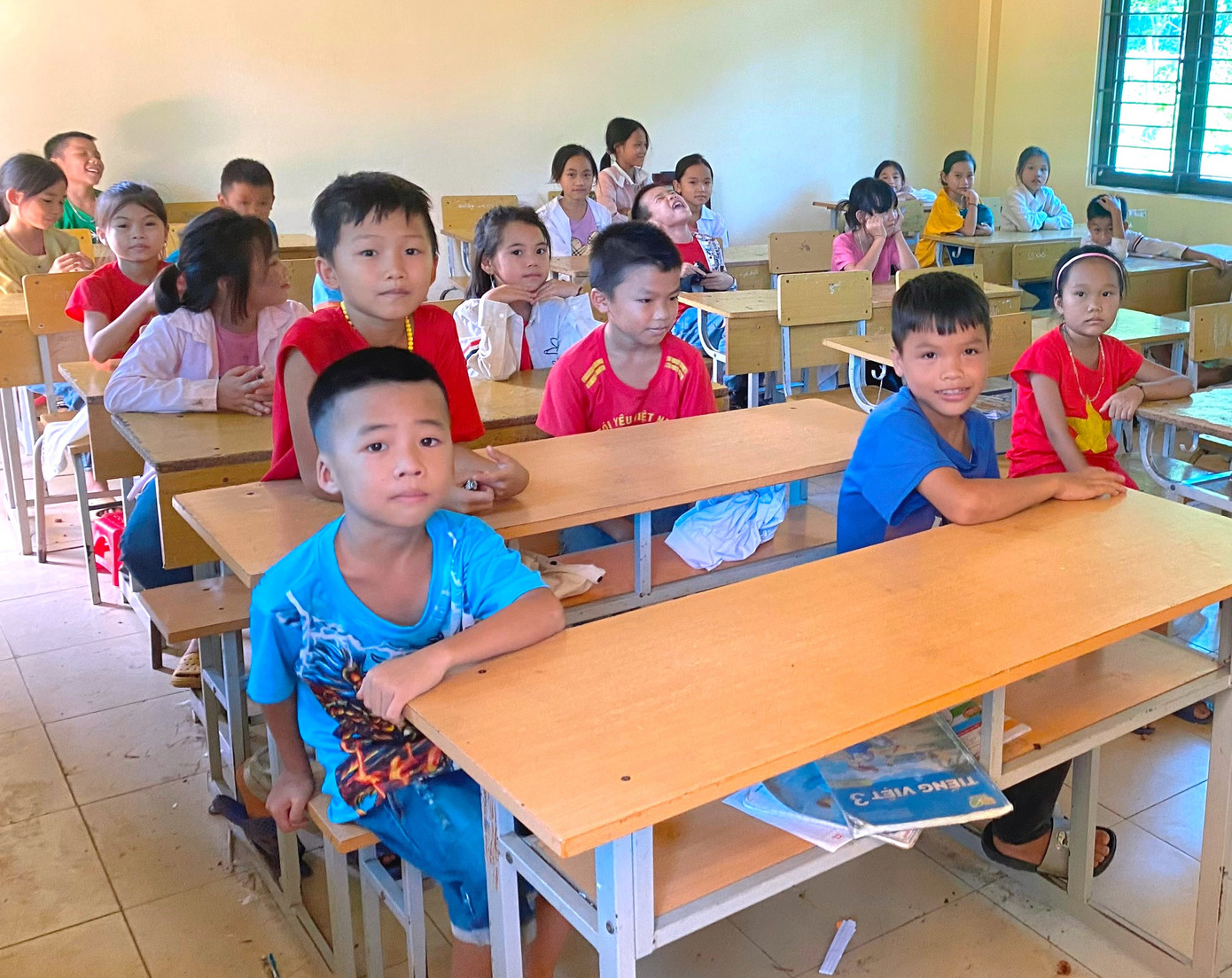 Qua tìm hiểu, nhóm của Bảo Chi chọn trường Tiểu học và THCS xã Quang Phong làm điểm thực hiện trao tặng sách vở. Qua tìm hiểu, nhóm của Bảo Chi chọn trường Tiểu học và THCS xã Quang Phong làm điểm thực hiện trao tặng sách vở.