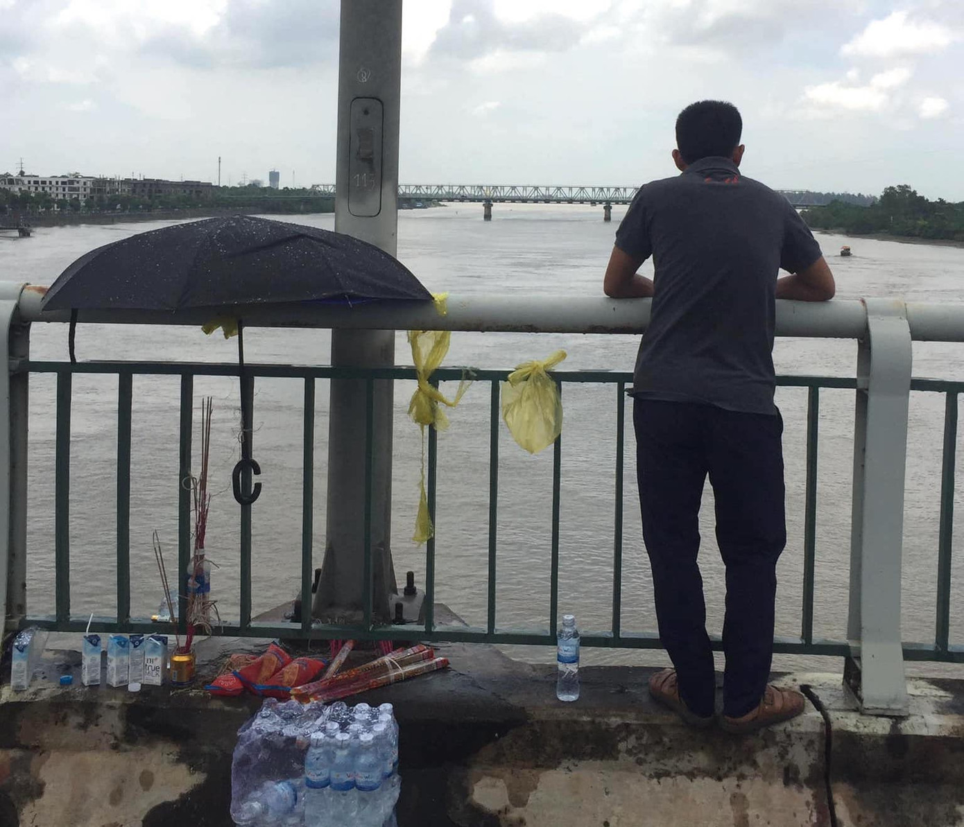 Gia đình tìm kiếm chị Q.A. suốt 2 ngày qua. Gia đình tìm kiếm chị Q.A. suốt 2 ngày qua.