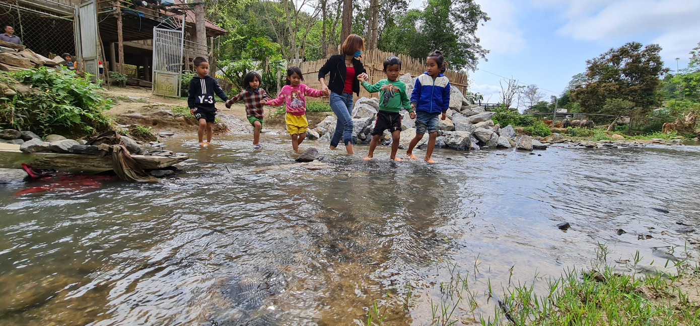 Các em học sinh bản Lưu Thắng lội suối tới trường. Các em học sinh bản Lưu Thắng lội suối tới trường.