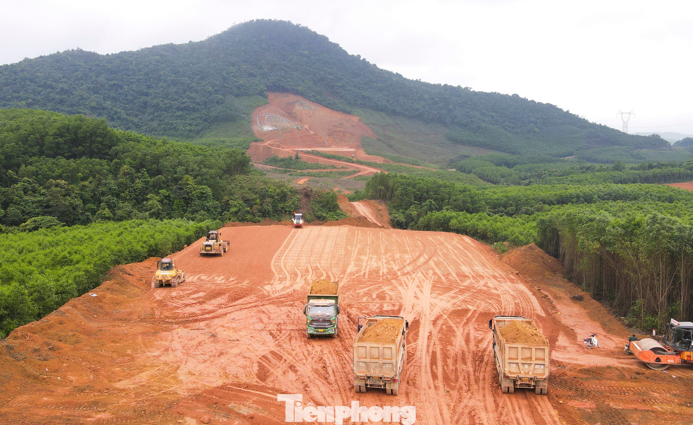 Tận dụng thời tiết thuận lợi, các nhà thầu đã triển khai 13 mũi thi công (7 mũi thi công đường, 3 mũi thi công cầu, 1 mũi thi công hầm, 2 mũi thi công cống hộp, hầm chui dân sinh) với 128 đầu máy móc thiết bị, 215 công nhân, kỹ sư.