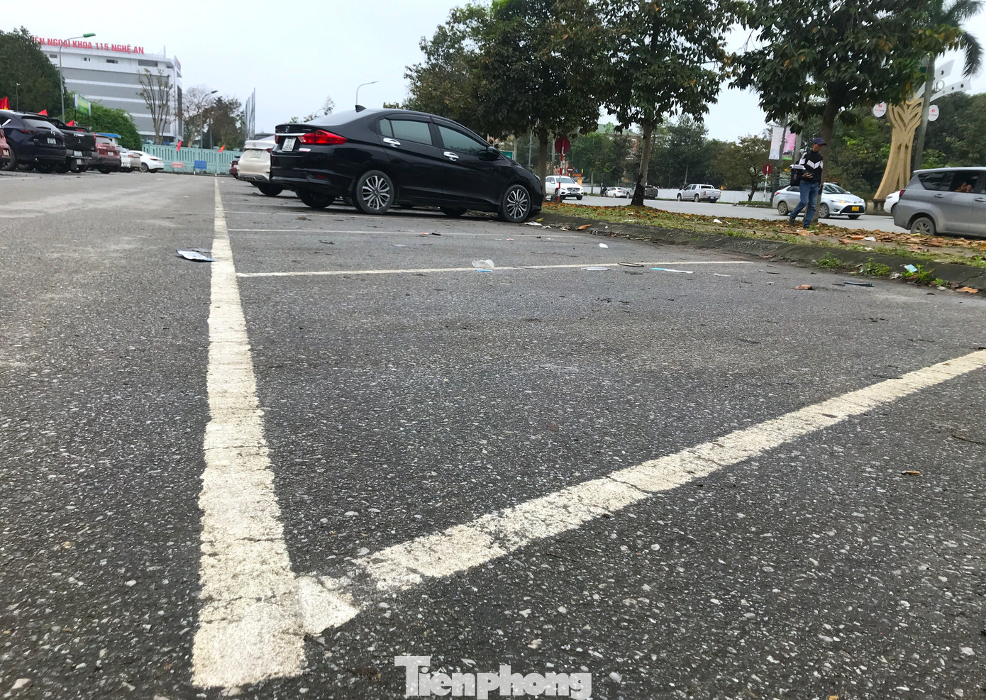 Những vạch sơn được kẻ ra để xác định vị trí để xe. Mỗi ô tô khi vào đây phải nộp phí 5.000 đồng/lượt.