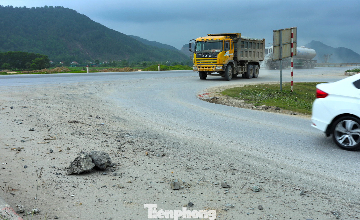 Chánh TTGT Sở GTVT Nghệ An cho hay, địa phương này có lực lượng chức năng làm rất căng, mạnh nên giảm rất nhiều tình trạng xe cơi nới thành thùng. "Tuy nhiên vẫn còn một mức độ nào đó về tình trạng cơi nới, nhưng không có nhiều như trước nữa", Chánh TTGT nói. Tuy nhiên, thực tế PV ghi nhận trên các tuyến đường từ quốc lộ đến tỉnh lộ xuất hiện nhan nhản những chiếc xe có dấu hiệu quá khổ, quá tải vẫn nghênh ngang chạy, thách thức dư luận?