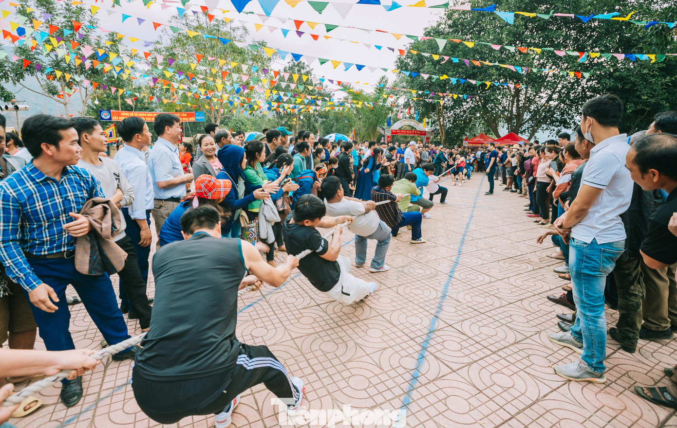 Cuộc thi kéo co luôn sôi nổi và thu hút được rất nhiều người xem, cổ vũ. (Ảnh: Rạng Đông). Cuộc thi kéo co luôn sôi nổi và thu hút được rất nhiều người xem, cổ vũ. (Ảnh: Rạng Đông).