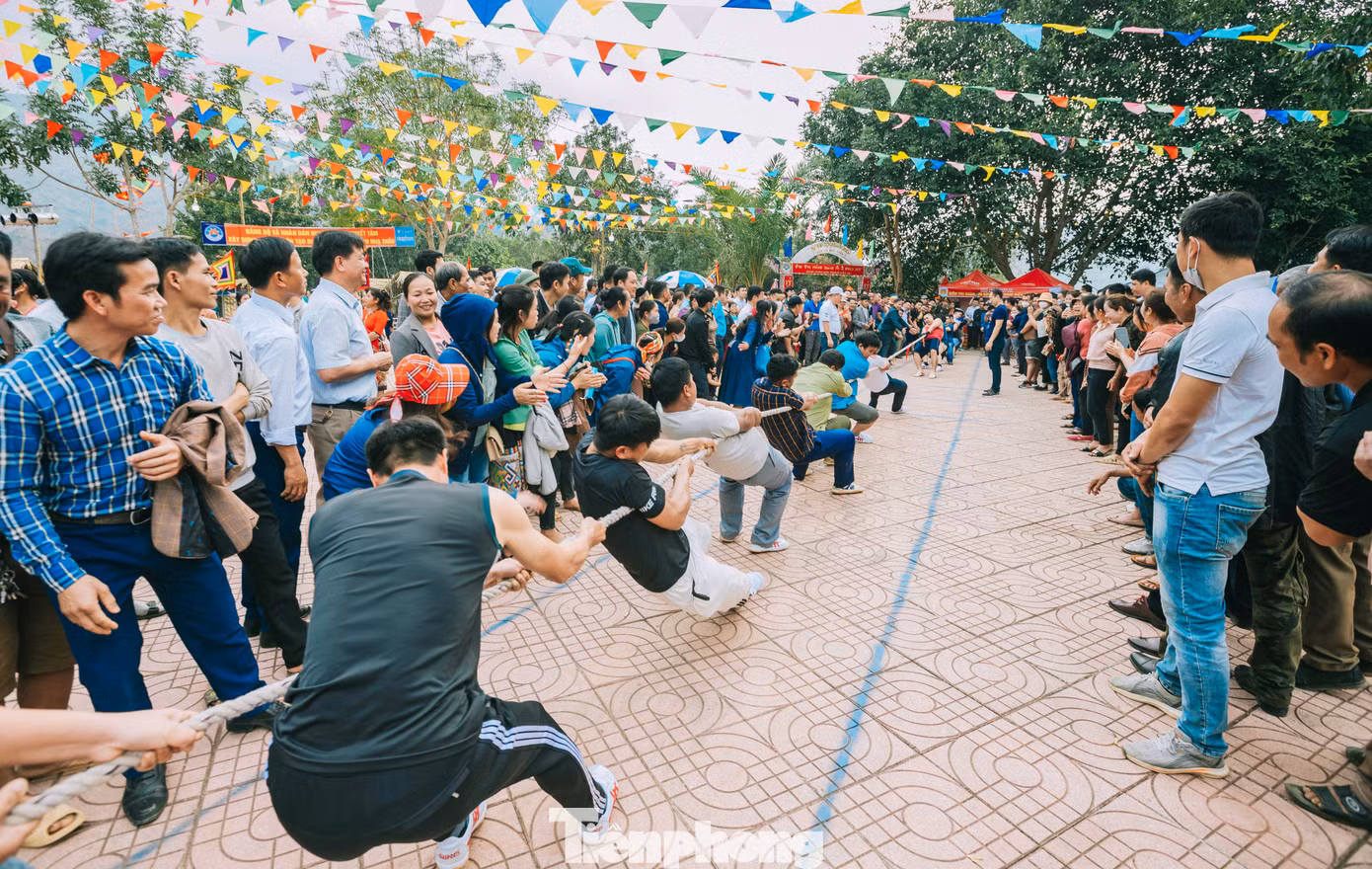 Cuộc thi kéo co luôn sôi nổi và thu hút được rất nhiều người xem, cổ vũ. (Ảnh: Rạng Đông).
