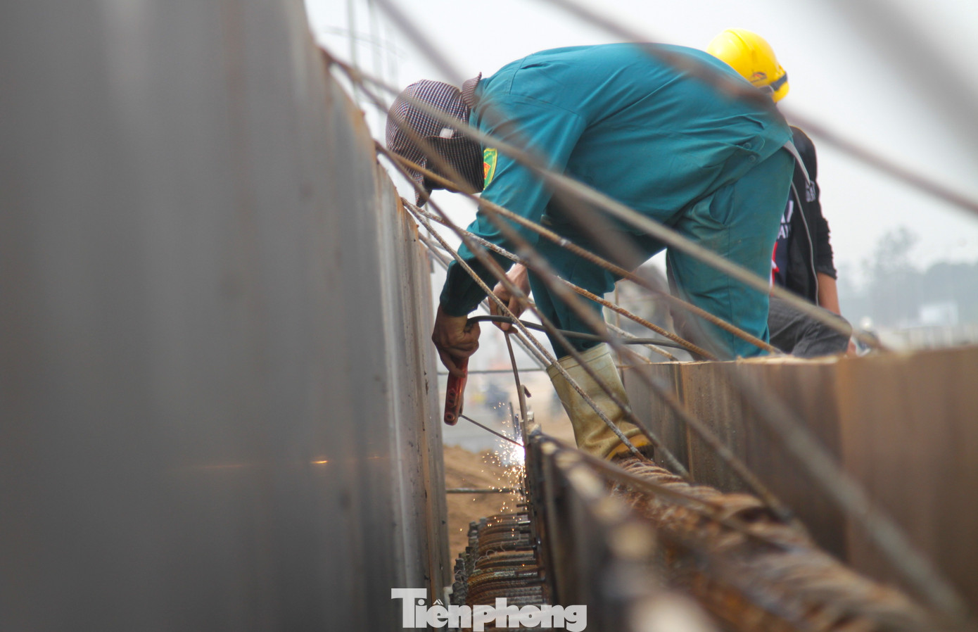 Để sớm hoàn thiện dự án, công ty này đã huy động 200 công nhân cùng hàng trăm máy móc chia làm nhiều mũi làm việc cả ngày lẫn đêm trên công trường.