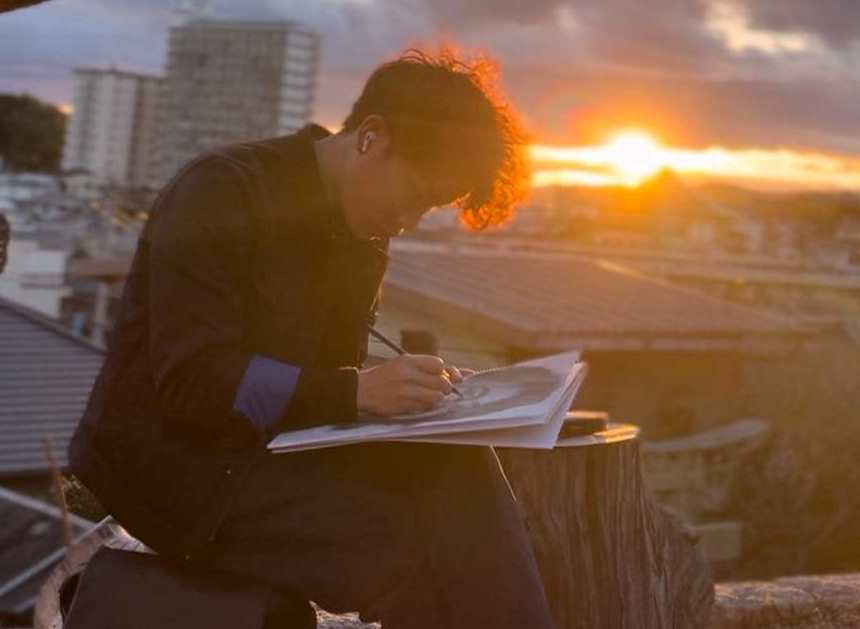 Hoàng Văn Vững là chàng trai xứ Nghệ có tài năng và niềm đam mê hội họa. Ảnh: NVCC. Hoàng Văn Vững là chàng trai xứ Nghệ có tài năng và niềm đam mê hội họa. Ảnh: NVCC.