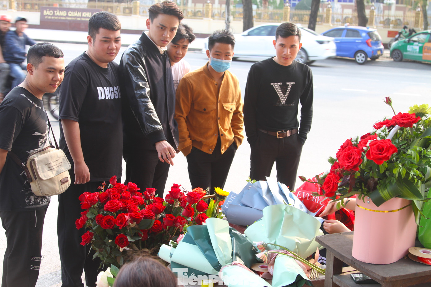 Khách hàng mua hoa những ngày này chủ yếu là bạn trai, những người đàn ông mua về tặng bạn gái, người yêu, tặng vợ và tặng mẹ.