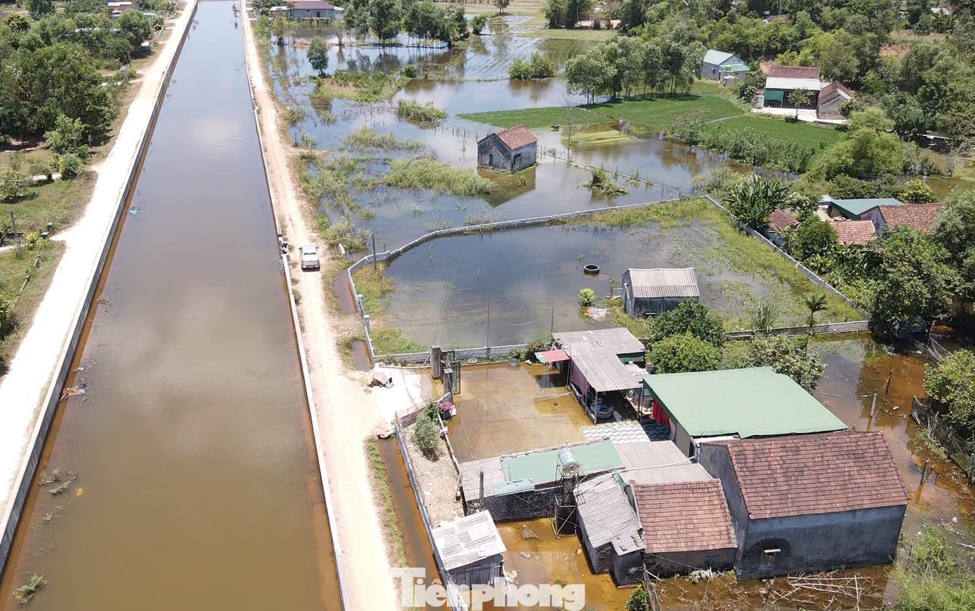 Nhà 12 hộ dân ở huyện Can Lộc bị ngập sâu hơn 1m.