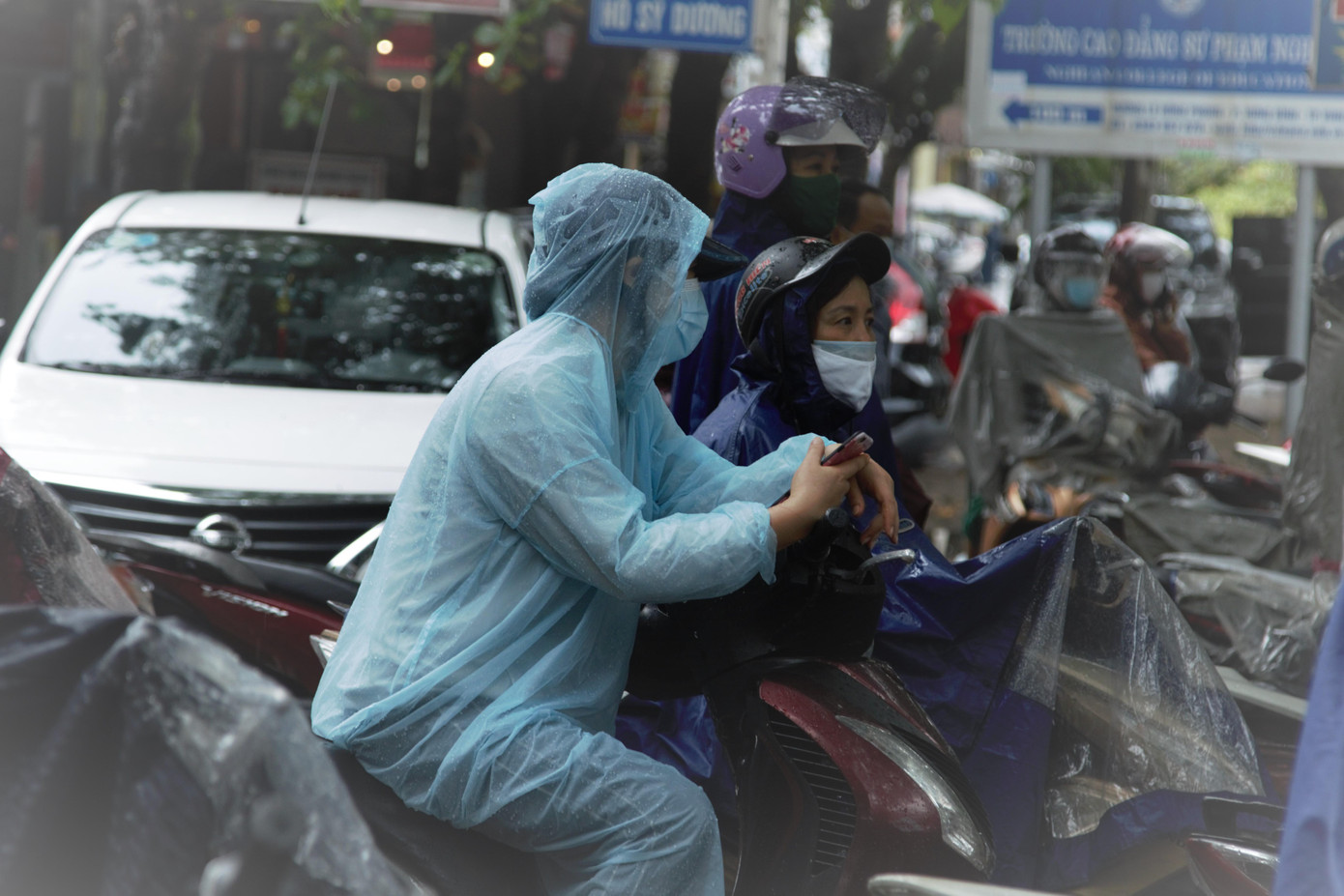 Thời tiết Nghệ An có mưa nhưng các phụ huynh vẫn chờ đợi con mình hoàn thành bài thi.