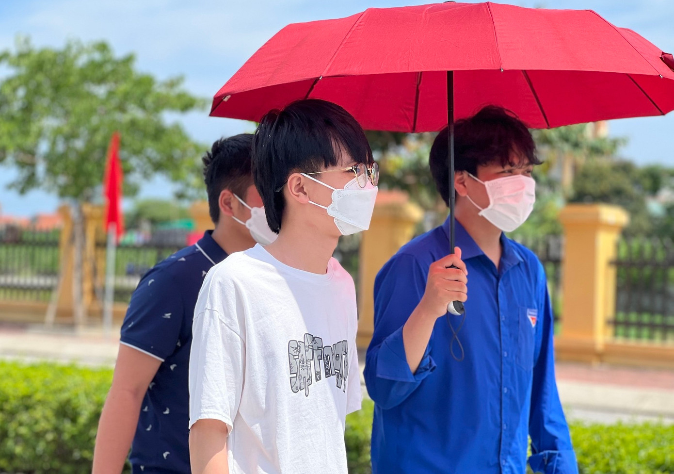 Thời tiết ở Nghệ An nắng nóng, để đảm bảo cho các thí sinh an toàn tránh bị ảnh hưởng, các bạn đoàn viên tình nguyện Thị xã Hoàng Mai đã chuẩn bị nhiều cây dù để che, dẫn đường cho các thí sinh vào phòng thi được mát mẻ.