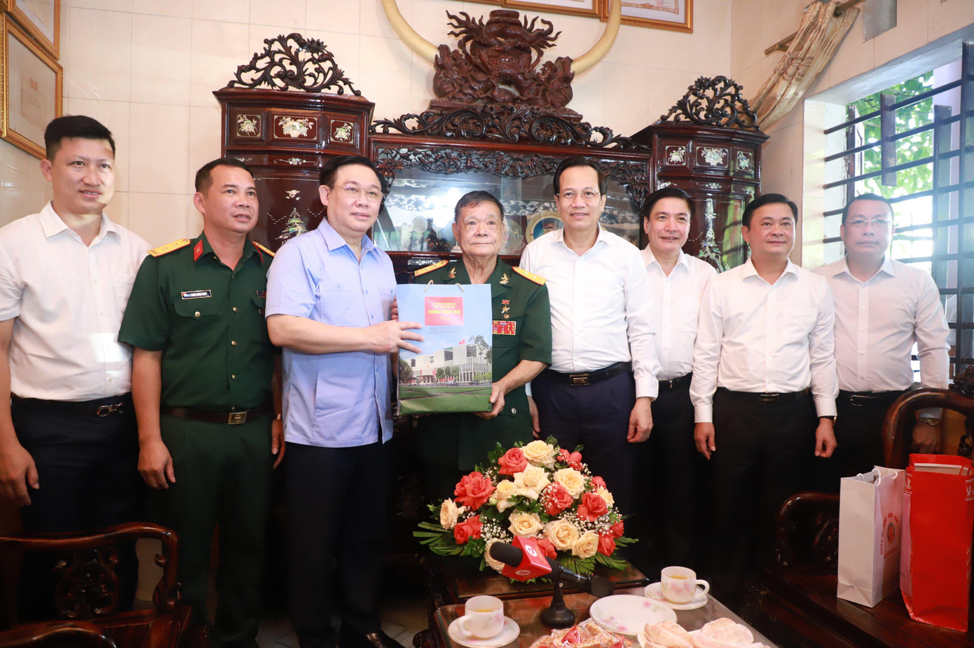 Chủ tịch Quốc hội Vương Đình Huệ thăm, tặng quà Anh hùng Lực lượng vũ trang nhân dân Đoàn Minh Nguyệt.