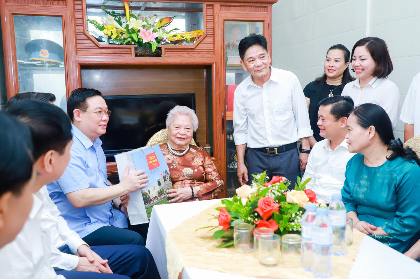 Chủ tịch Quốc hội Vương Đình Huệ thăm, tặng quà Mẹ Việt Nam anh hùng Nguyễn Thị Kim Oanh.