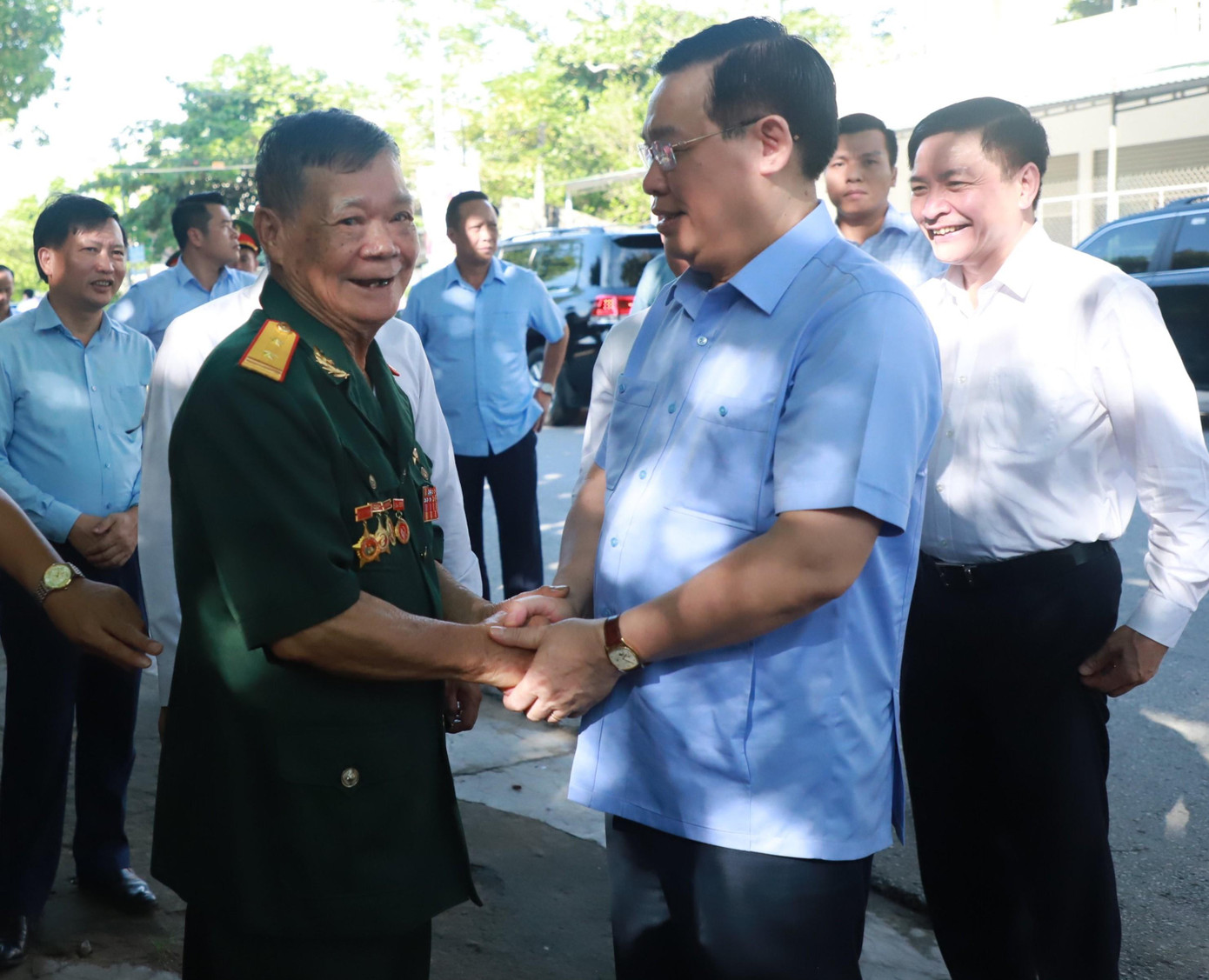 Chủ tịch Quốc hội Vương Đình Huệ dự lễ trao tặng Bằng Tổ quốc ghi công tới 75 thân nhân gia đình liệt sĩ, đại diện cho 387 liệt sĩ thuộc Bộ Quốc phòng, Bộ Công an và 30 tỉnh, thành phố trong cả nước năm 2022.