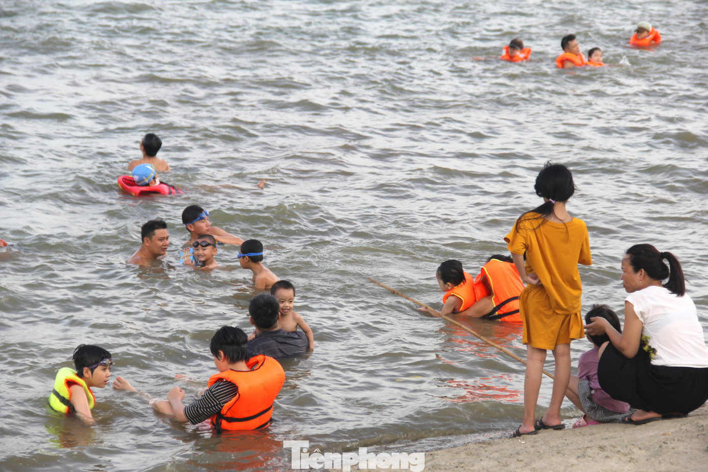 Gần 17h chiều mỗi ngày, trên bờ, dưới bến trở nên nhộn nhịp người ra hóng mát, tắm biển. Người già, trẻ nhỏ chen chúc, vùng vẫy trong làn nước.