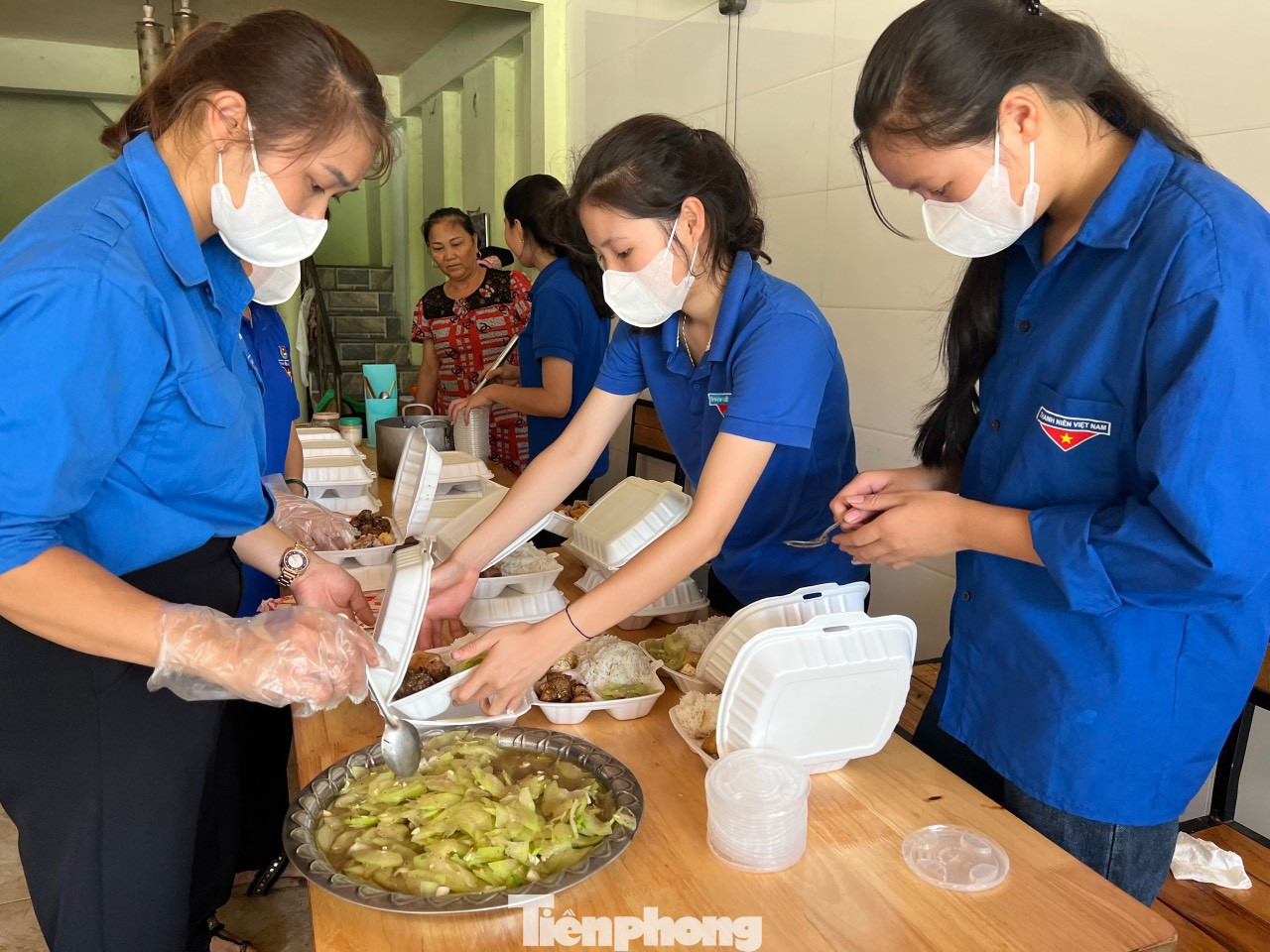 Chị Lữ Thị Băng Châu - Bí thư Huyện đoàn Con Cuông (Nghệ An) chia sẻ: "Trước đó Huyện đoàn đã khảo sát, lên danh sách những thí sinh có hoàn cảnh khó khăn và thí sinh nhà xa đến các điểm thi để lên phương án hỗ trợ và nấu các suất cơm để phục vụ các em. Sau khi có danh sách, các đoàn viên chia nhau mỗi người một việc, người đi mua thực phẩm, người nấu ăn, nhặt rau. Sau khi nấu chín, mọi người cùng chia cơm thành các phần và đi phát cho các thí sinh sau giờ làm bài".