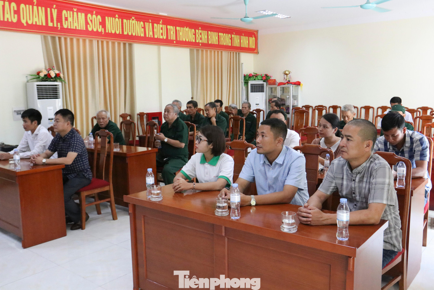 “Tập thể cán bộ 36 người, có kinh nghiệm trong công tác nuôi dưỡng người tâm thần nên chăm sóc tốt cho các bác. Năm 2021, có 4 bác ổn định sức khỏe, trở về với gia đình. Mỗi bác một hoàn cảnh, đối với thương binh bình thường đã vất vả rồi, đối với các thương binh nặng bị tâm thần thì vất vả hơn nhiều lần. Có nhiều bác phải gắn bó cả đời mình ở đây. Khu điều dưỡng luôn nhận được sự động viên của các tập thể, cá nhân hảo tâm, đặc biệt là các đơn vị mà báo Tiền Phong khâu nối về đây tặng quà. Mỗi lần như thế, các bác được tiếp thêm một nguồn sức mạnh để được sống vượt qua bệnh tật. Thay mặt các bác, tôi xin gửi lời cảm ơn và chúc 2 nhà tài trợ cùng báo Tiền Phong luôn phát triển vững mạnh”, ông Nguyễn Thiếu Lâm cho biết thêm.