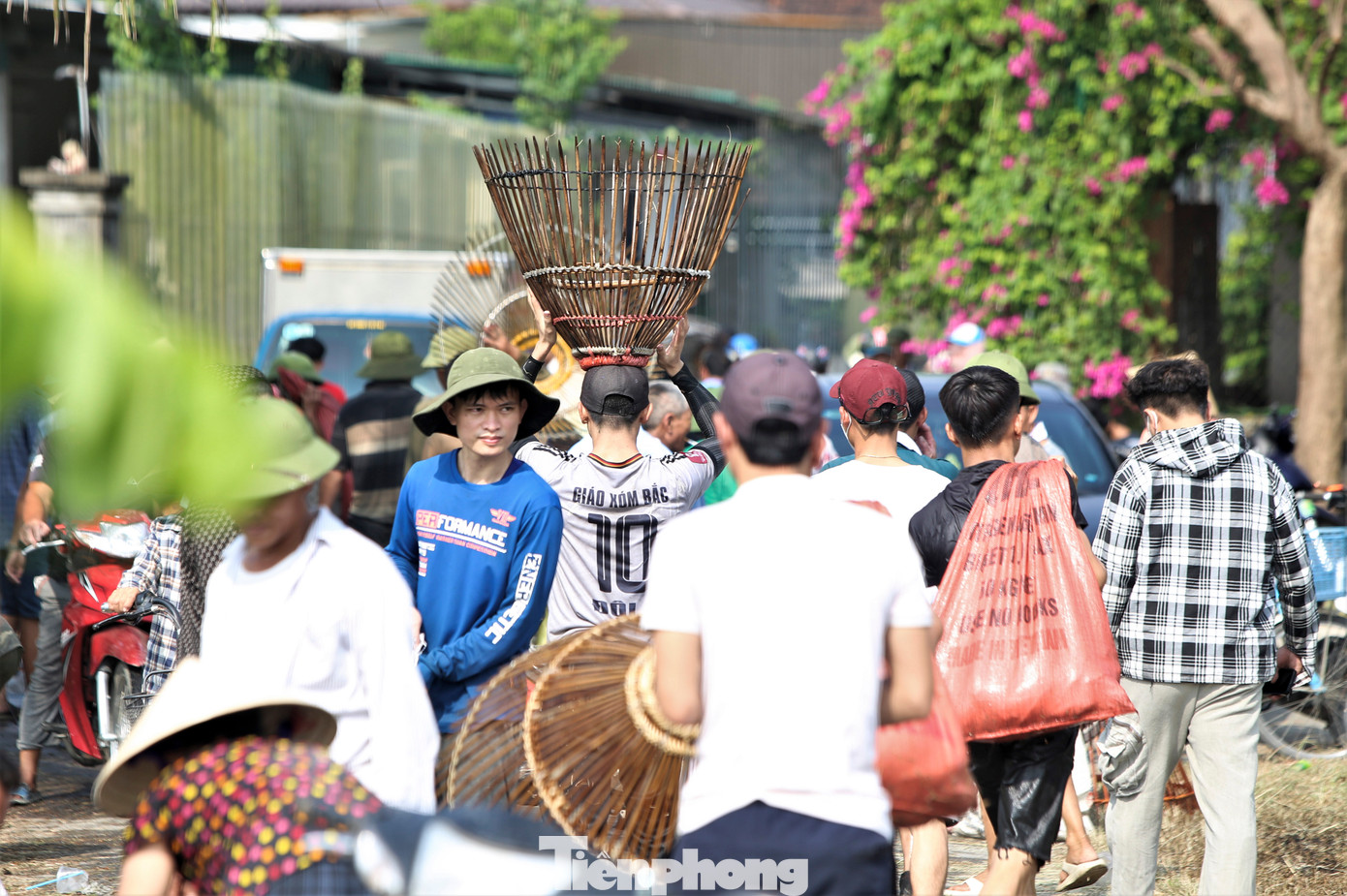 Khoảng 9h, khi nắng lên người dân trở về với thành quả đánh bắt được. Con đường dài gần 1 km vào hồ cá của giáo xứ Lập Thạch chật cứng người và xe.
