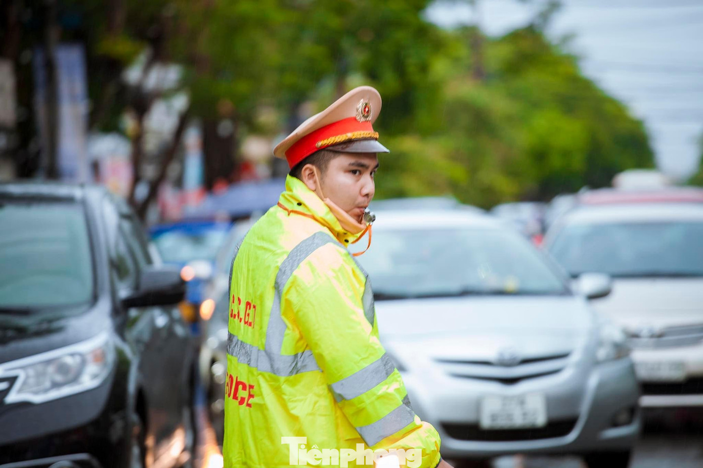 Thành phố Vinh là một trong những đô thị tốp đầu cả nước về số lượng, lưu lượng ô tô tham gia giao thông. Những giờ cao điểm, tại thành phố Vinh thường xuyên xảy ra tình trạng tắc đường.