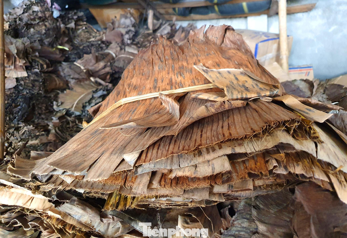 Quy trình sản xuất thứ bánh đặc sản này khá cầu kỳ từ công đoạn tuyển chọn nguyên liệu gồm nếp, đậu xanh, lá gai tươi, dừa khô, đường cát trắng, dầu ăn...