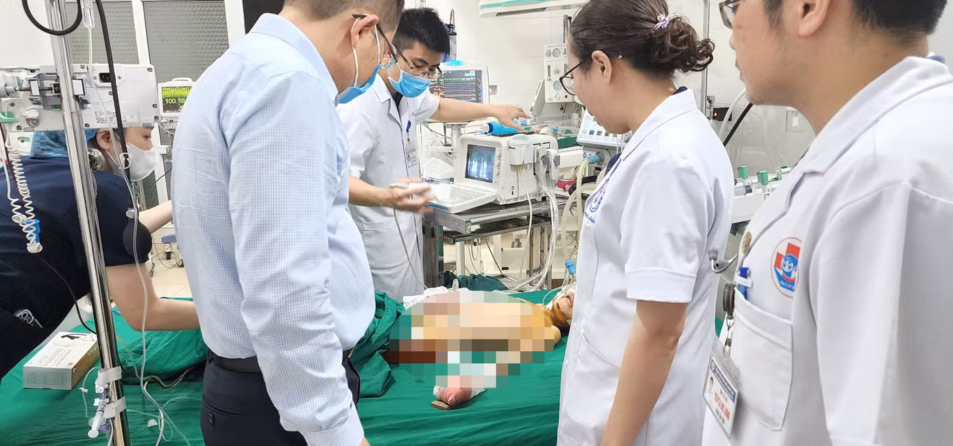 Hiện 3 con của anh Nhâm đang được điều trị tại 2 bệnh viện ở Nghệ An. Trong đó con gái 8 tuổi bị cắt cụt 1 bàn tay, 2 ngón ở bàn tay còn lại cũng phải tháo. Hiện 3 con của anh Nhâm đang được điều trị tại 2 bệnh viện ở Nghệ An. Trong đó con gái 8 tuổi bị cắt cụt 1 bàn tay, 2 ngón ở bàn tay còn lại cũng phải tháo.