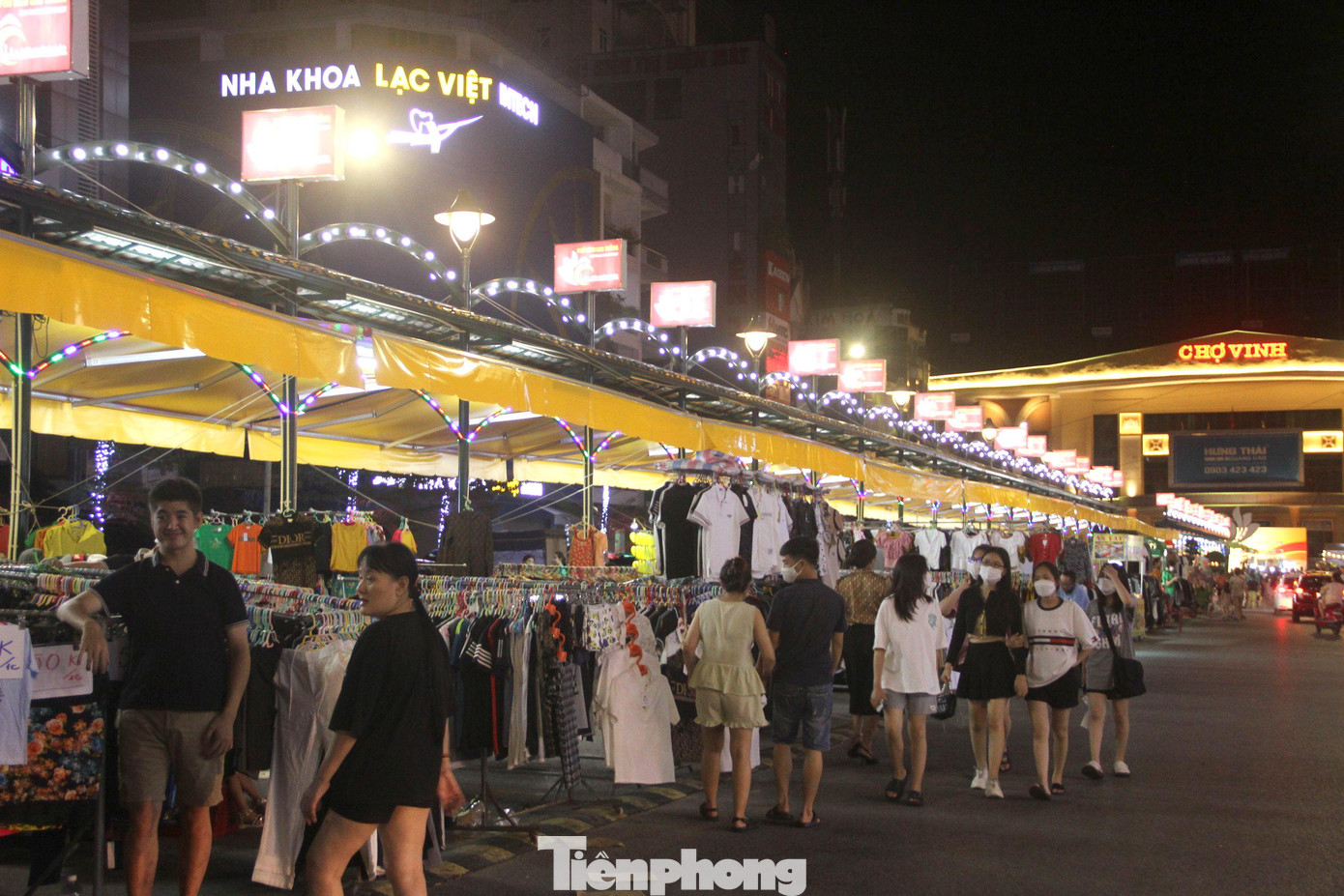 Hiện phố đêm Cao Thắng có 114 vị trí kinh doanh, gồm 6 nhóm ngành hàng: hàng quần áo may mặc sẵn tổng hợp; hàng giày dép tổng hợp; hàng đồ da, túi, cặp, mũ các loại; hàng đồ lưu niệm các loại; hàng hóa đặc sản của địa phương; hàng giải khát, ăn nhẹ đường phố; các quầy hàng đặc sản vùng miền.