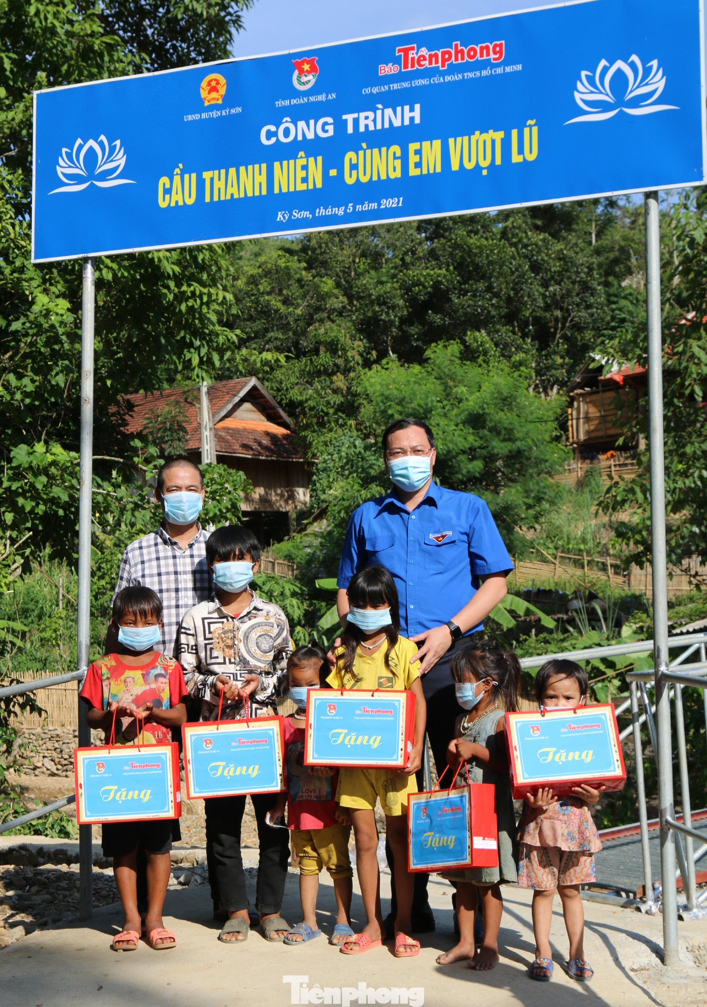 Cũng trong buổi lễ, anh Chu Đức Thái - Phó Bí thư Tỉnh đoàn, Chủ tịch Hội LHTN tỉnh Nghệ An và Nhà báo Trần Quang Long - Trưởng đại diện báo Tiền Phong tại Nghệ An đã trao quà cho 6 em học sinh có hoàn cảnh khó khăn, vươn lên học giỏi thuộc bản Lưu Thắng, xã Chiêu Lưu, huyện Kỳ Sơn.