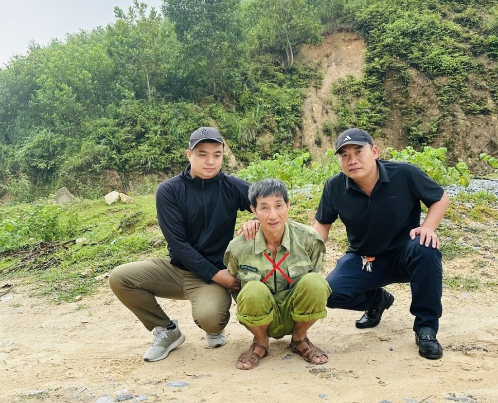 Đối tượng Lương Văn Dũng (giữa) lúc bị bắt giữ (ảnh Công an Nghệ An). Đối tượng Lương Văn Dũng (giữa) lúc bị bắt giữ (ảnh Công an Nghệ An).