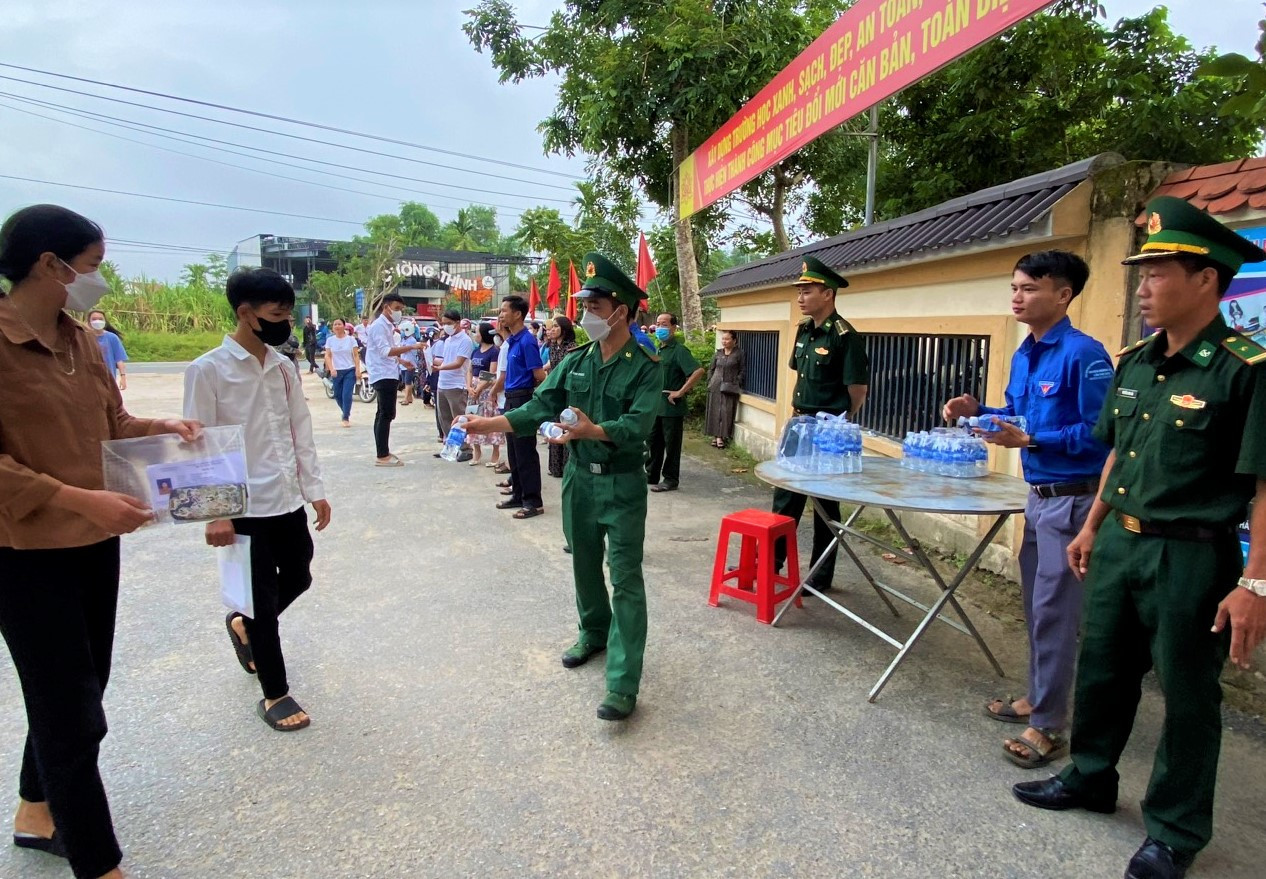 Tại điểm thi Trường THPT Hàm Nghi (huyện Hương Khê), các chiến sĩ biên phòng thuộc Đồn Biên phòng Hòa Hải (Bộ đội Biên phòng Hà Tĩnh) đã có mặt, phối hợp các lực lượng hướng dẫn thí sinh.