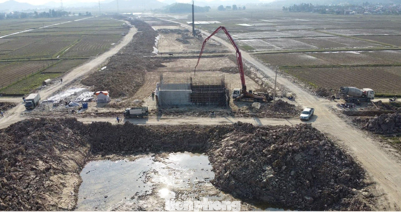 Công trình do Ban Quản lý dự án 6 (Bộ GTVT) làm đại diện chủ đầu tư, đi qua địa phận thị xã Hoàng Mai và các huyện Hưng Nguyên, Nghi Lộc, Diễn Châu, Yên Thành, Quỳnh Lưu.